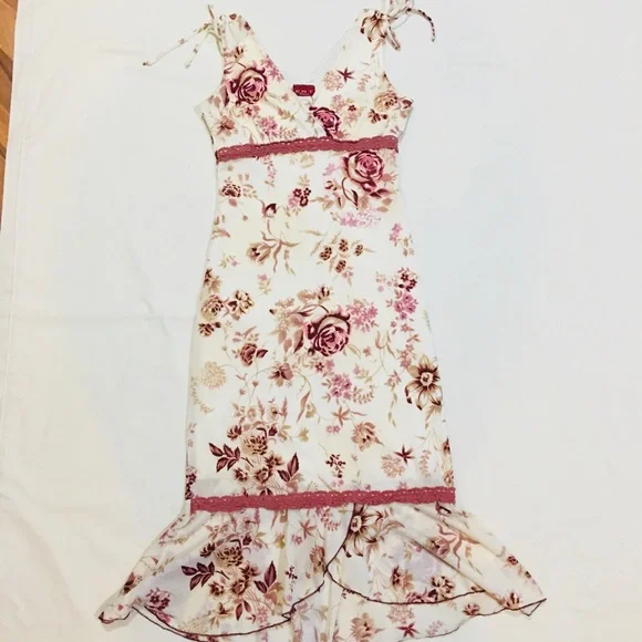 Cream and Pink Floral Mermaid Flare Dress with Gold Detailed Roses - Picture 2 of 13